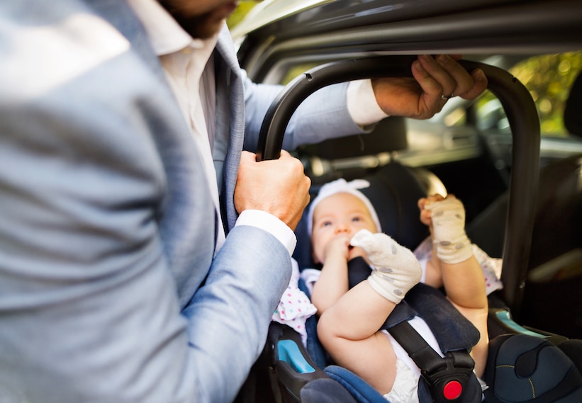 ¿Sabes cómo deben viajar los niños en el auto?