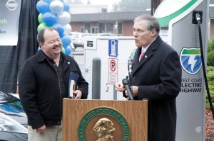 Nissan LEAF Owner Steve Marsh (left) and Washington State Govern