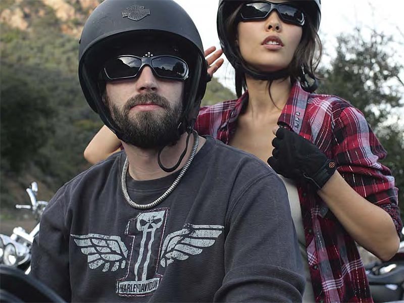 hombre y mujer en moto harley davidson