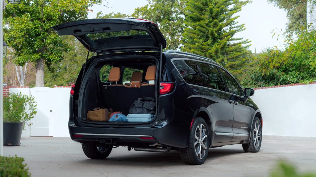 Chrysler Pacifica 2021-vista trasera espacio,  viajes con toda la familia.
