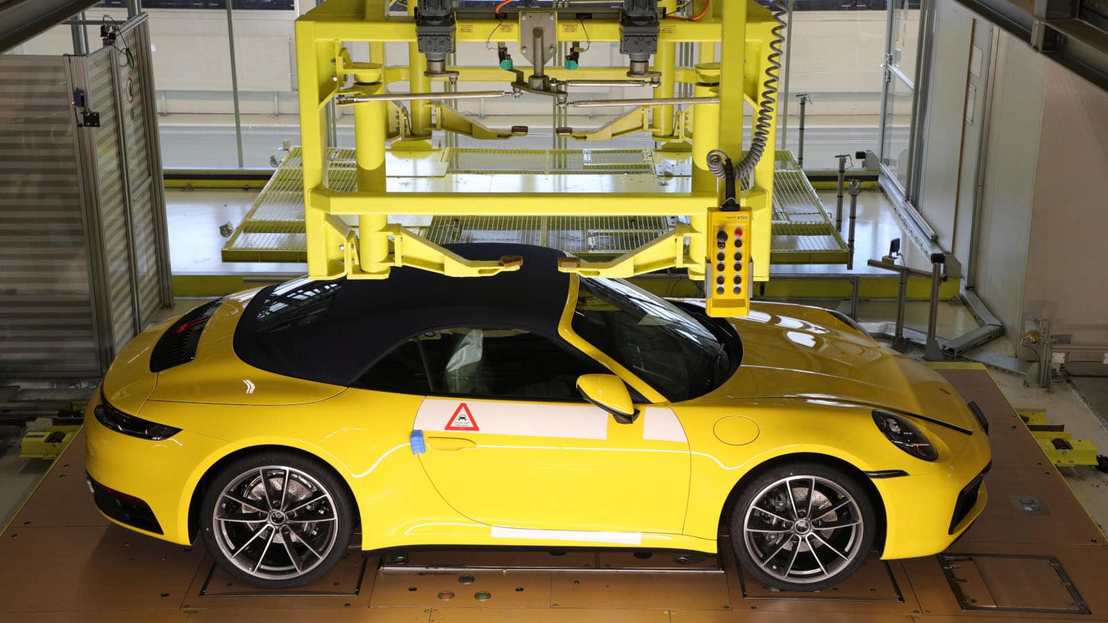Porsche permitirá a sus clientes ver su propio auto desde la línea de producción