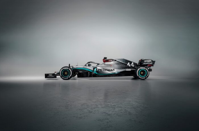 El equipo Mercedes cambia de colores en contra del racismo