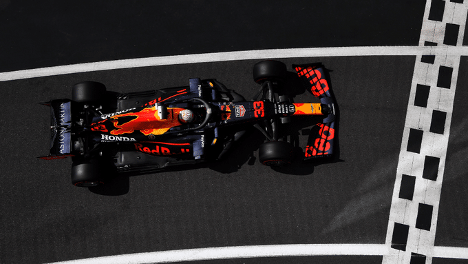 Hamilton gana en Silverstone con un neumático pinchado