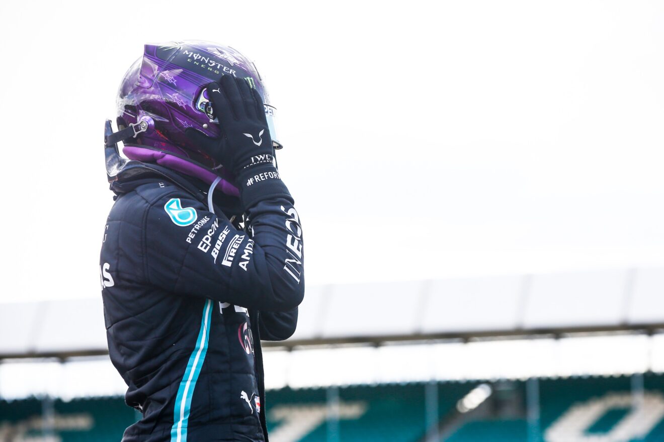 Hamilton gana en Silverstone con un neumático pinchado