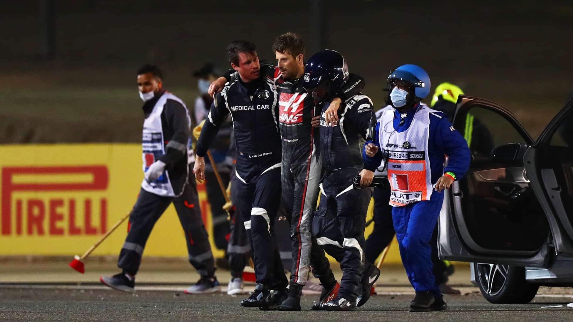 Hamilton gana tras el drama en Bahréin, Pérez pierde el podio
