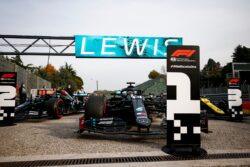 Hamilton se impone en Imola; Mercedes Campeón