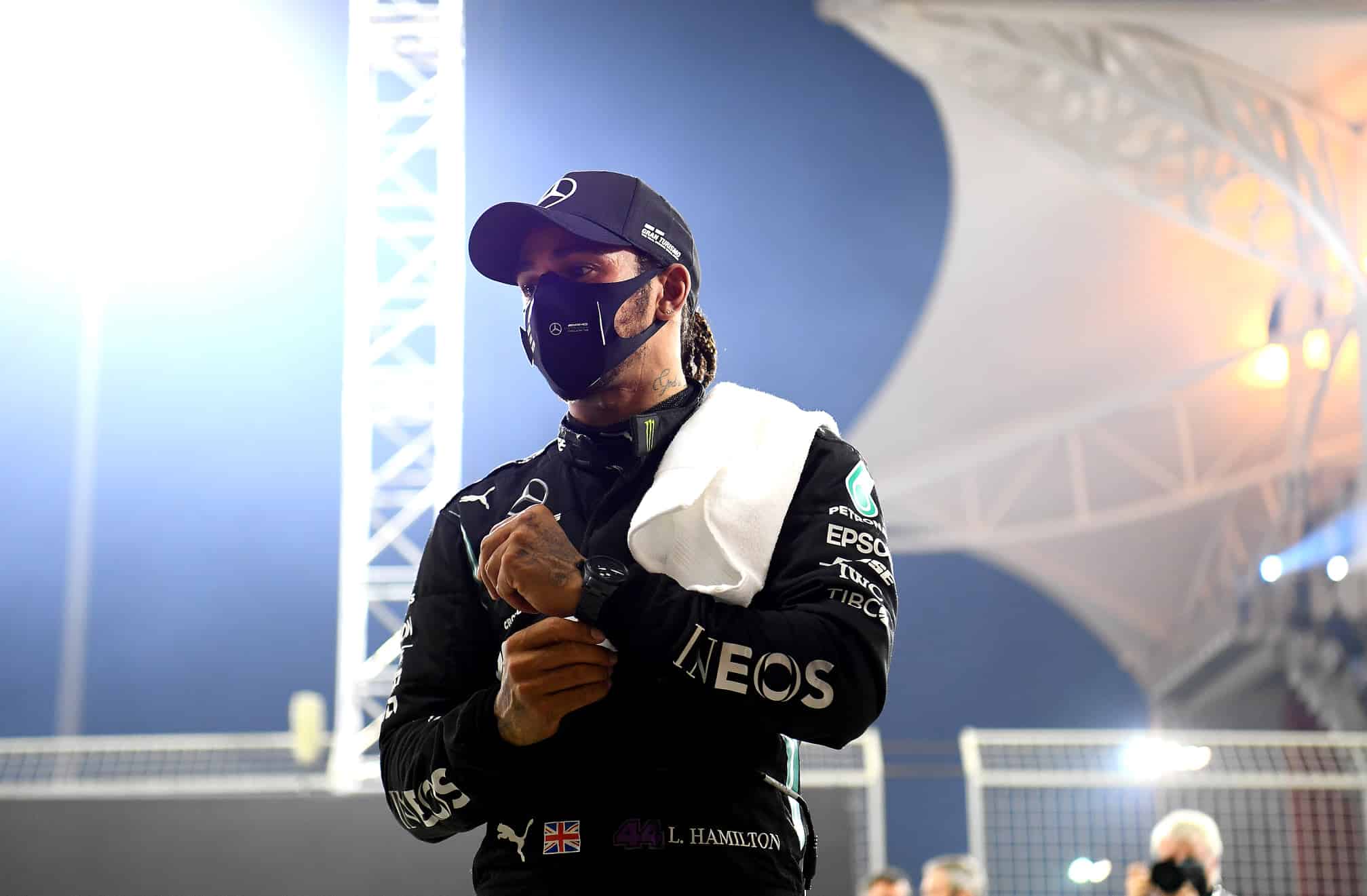 Lewis Hamilton dio positivo a COVID-19