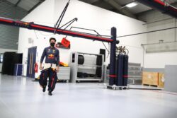Sergio Pérez ya viste con los colores de Red Bull Racing