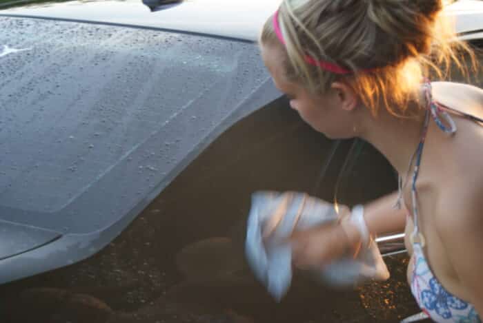 mujer lavar lavando auto