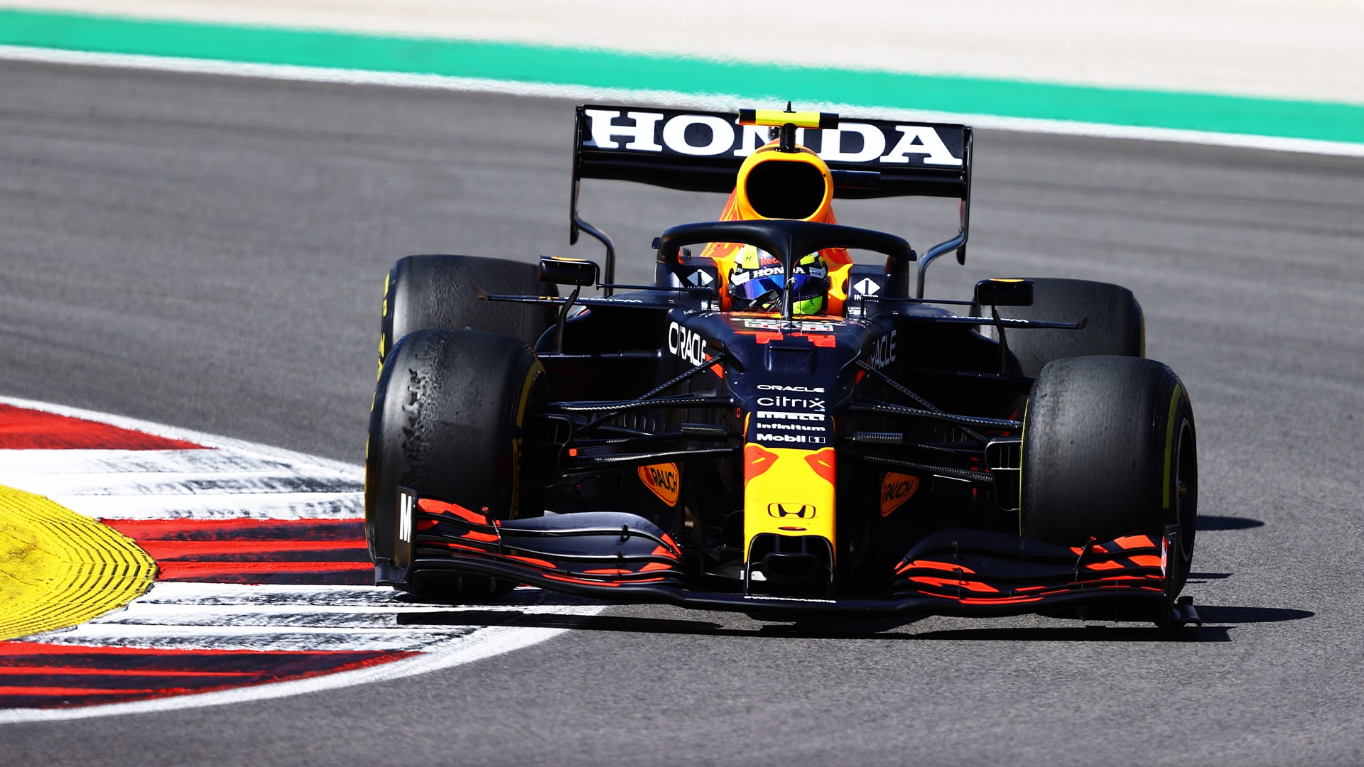 Red Bull negó haber usado a Sergio Pérez para retrasar a Hamilton