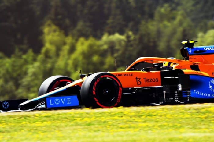 Max Verstappen repite la pole position en Austria, Checo tercero