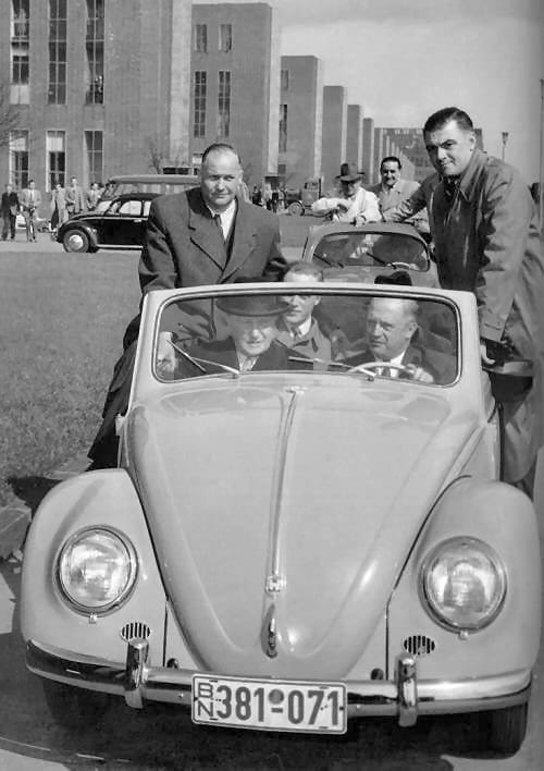 Heinz Nordhoff manejando el Vochito de Volkswagen