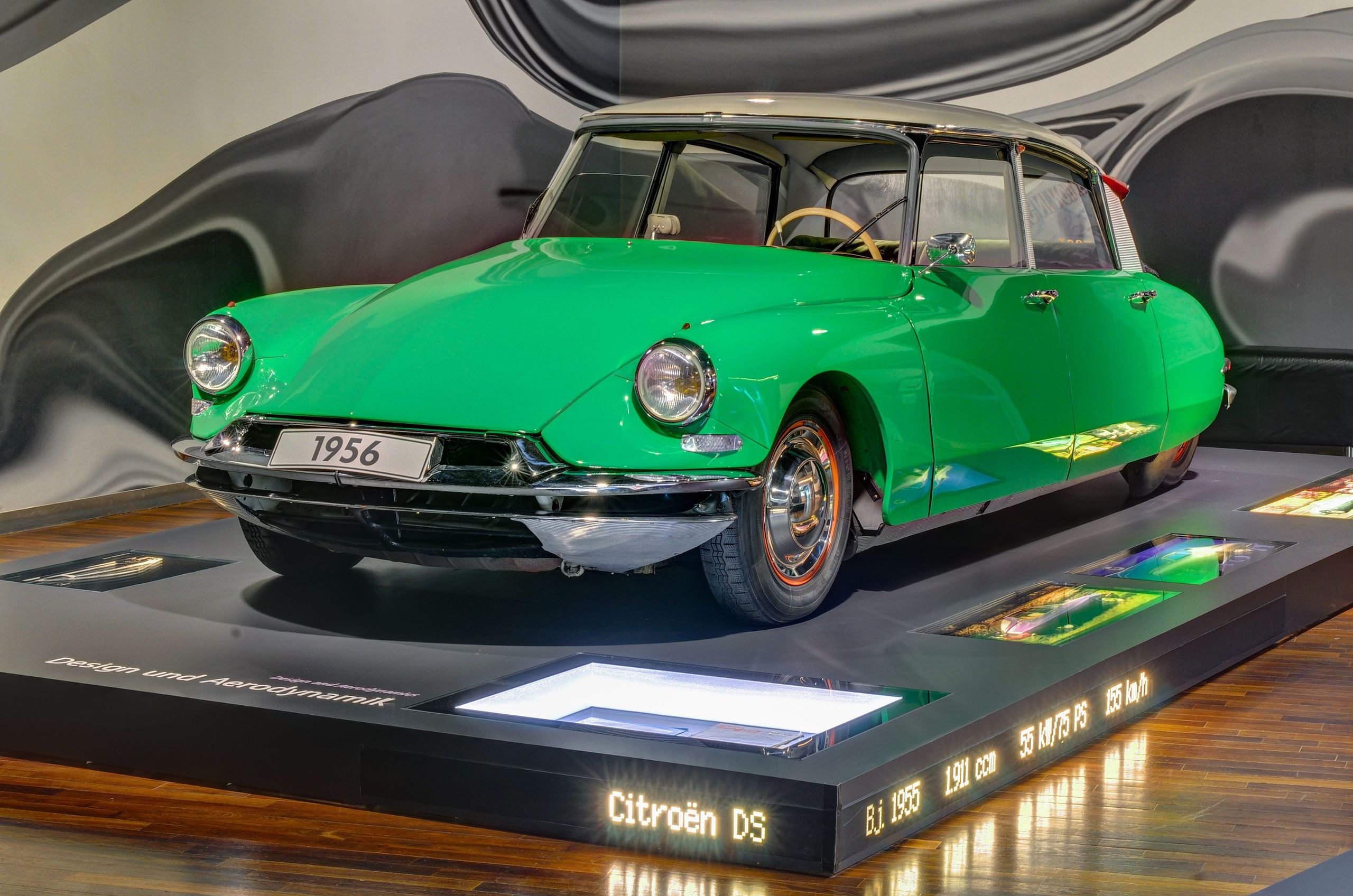 Citroën DS 1956
By Ralf Roletschek - Own work, FAL, https://commons.wikimedia.org/w/index.php?curid=18975176