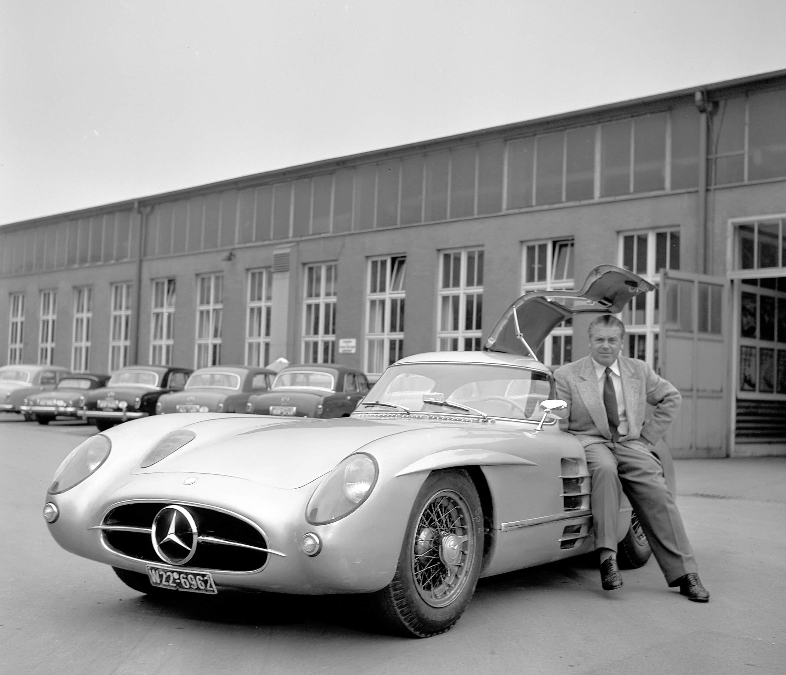 Rudolf Uhlenhaut a lado del que se convertiría en el coche más valioso del mundo. Fotografía de Mercedes-Benz