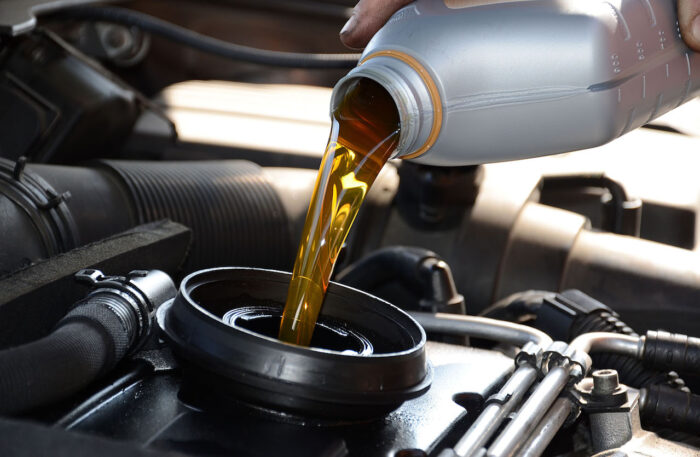 Cambia de aceite periódicamente para el mantenimiento de tu coche