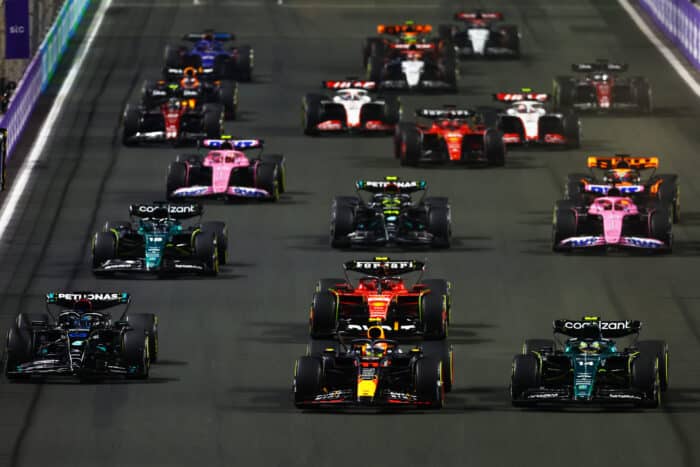 Sergio Pérez domina en Jeddah para ganar por delante de Verstappen