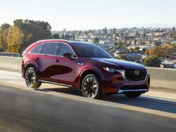 Mazda inicia con electrificados y una pick up