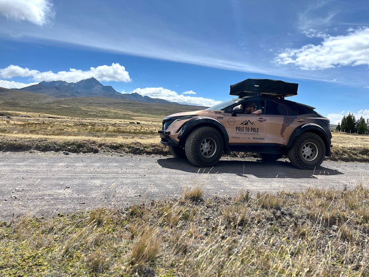 Expedición en Nissan Ariya cruza el Ecuador