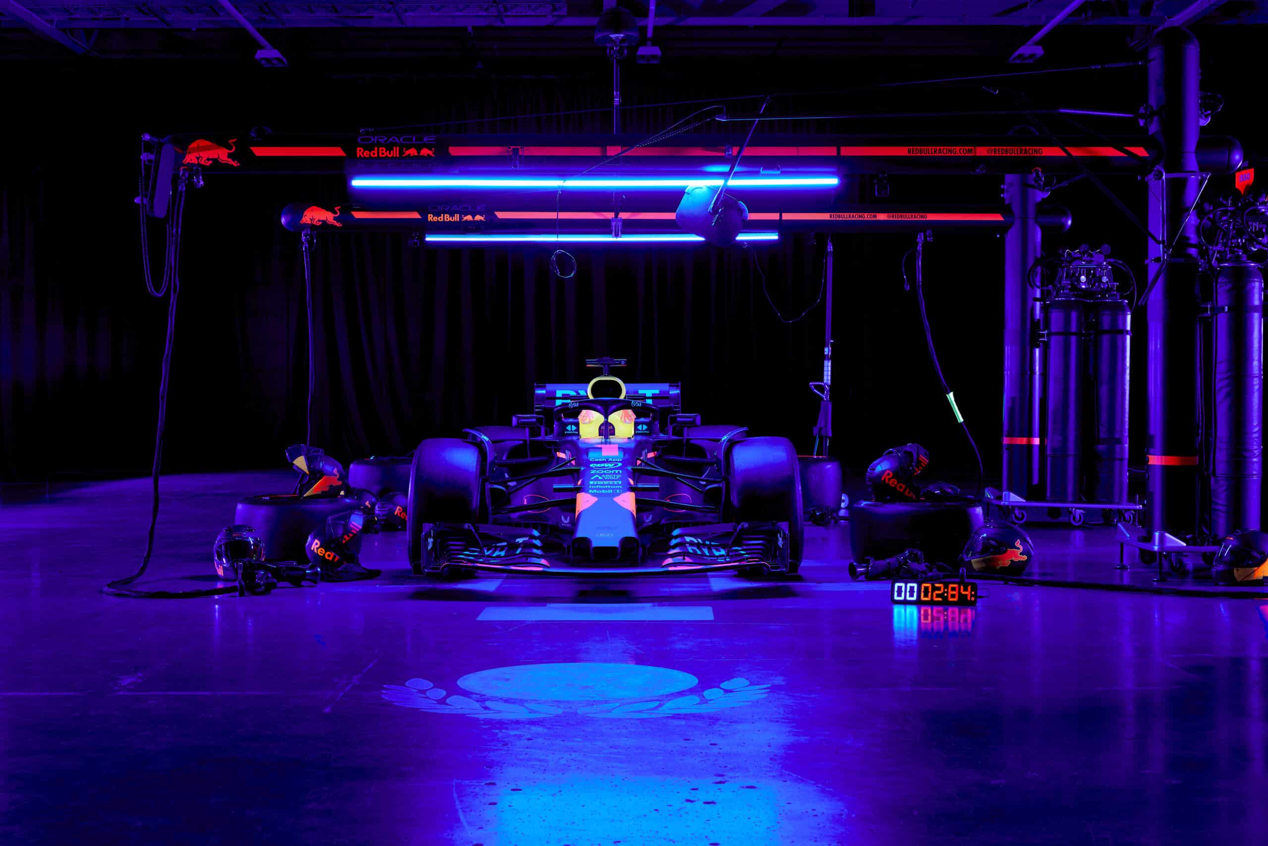¿Es posible hacer una parada en boxes en la oscuridad? El desafío de Red Bull