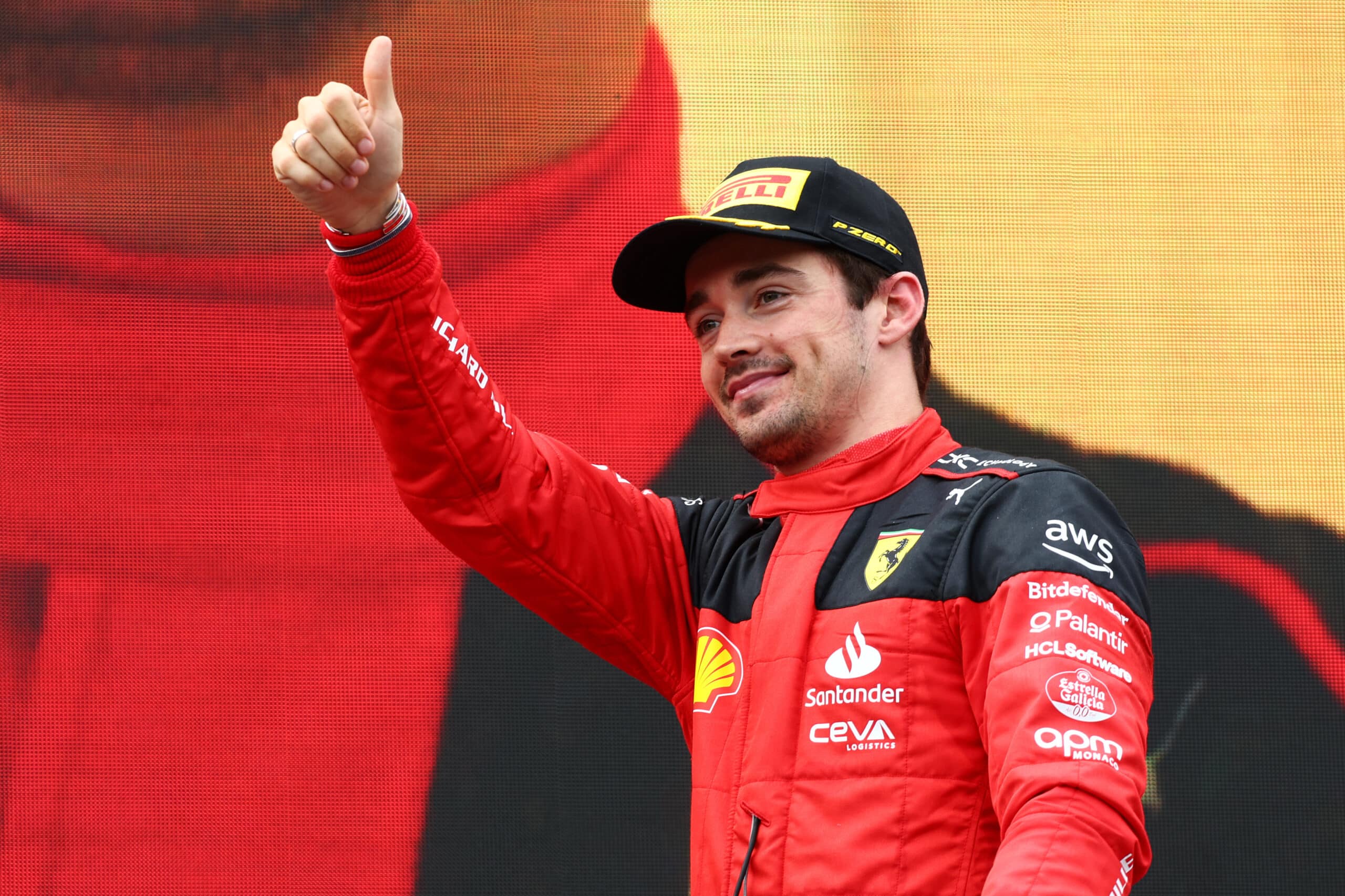 Leclerc extiende su contrato con Ferrari